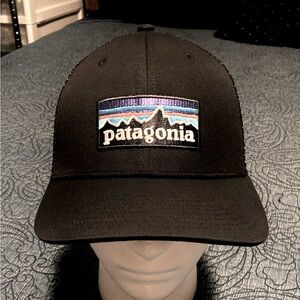 Patagonia Hat Mens Snapback Black P-6 Logo LoPro Trucker Mesh Mountain Hiking